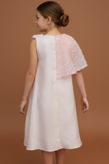 صورة فستان لحمي مع قصه جانبيه على الاكتاف لماعه